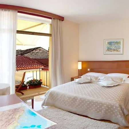 ロイヤル スイーツ ベッド・アンド・ブレックファスト 4*