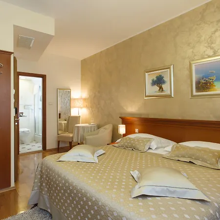 Royal Oda ve Kahvaltı 4*