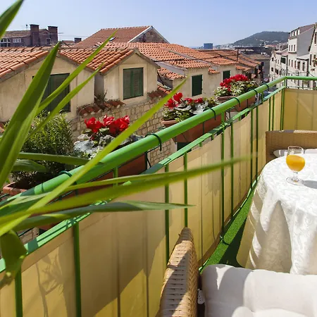 Oda ve Kahvaltı Royal