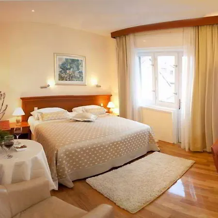 Oda ve Kahvaltı Royal